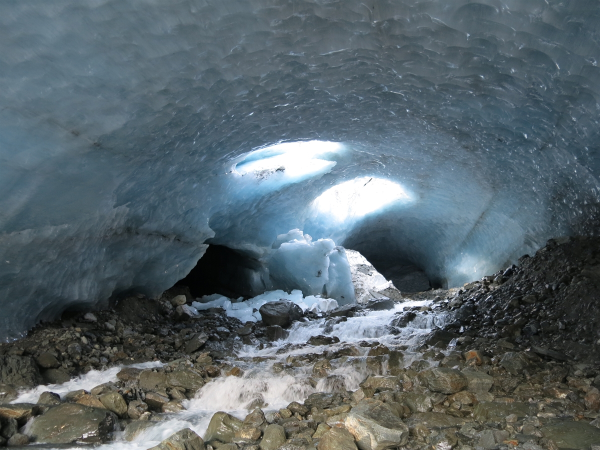 Le parapentiste voulait passer la nuit dans l'une des grottes de glace de la vallée.