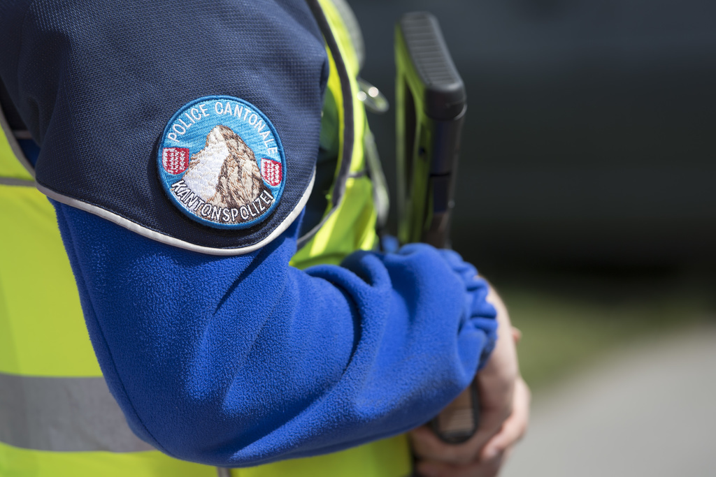 Les secouristes sont intervenus par hélicoptère, mais ils n'ont rien pu faire, précise la police valaisanne.