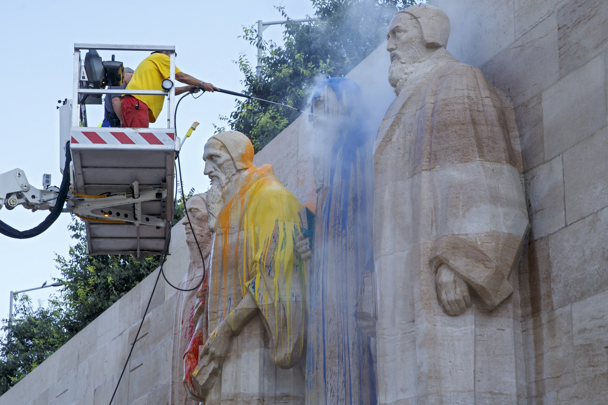 Des employés de la Ville de Genève nettoient le Mur des Réformateurs.