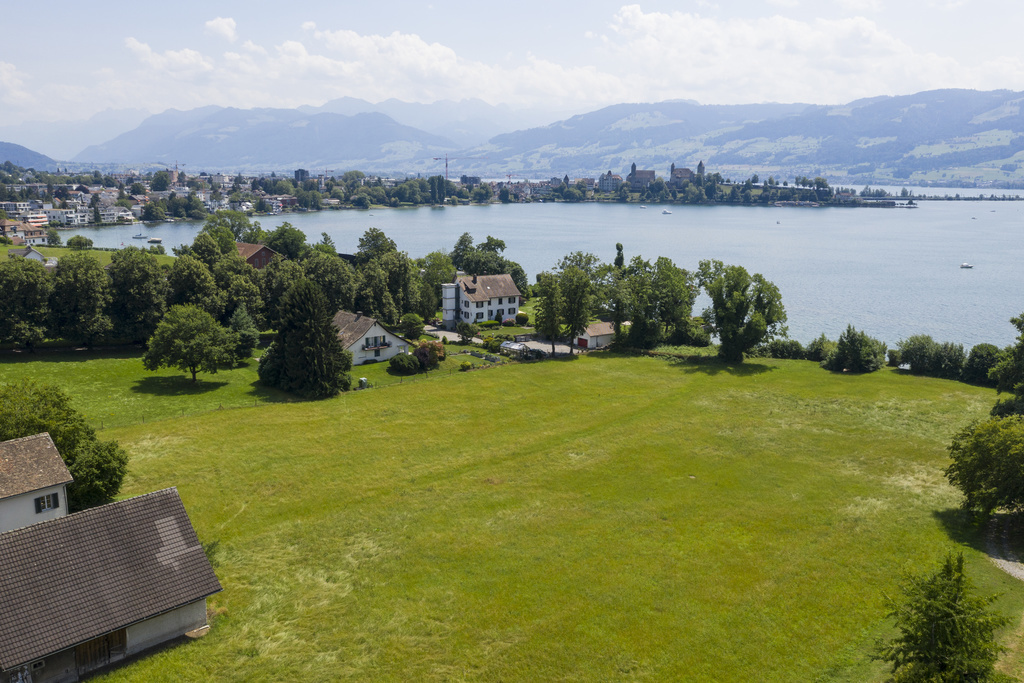 La propriété donne accès directement au lac de Zurich.