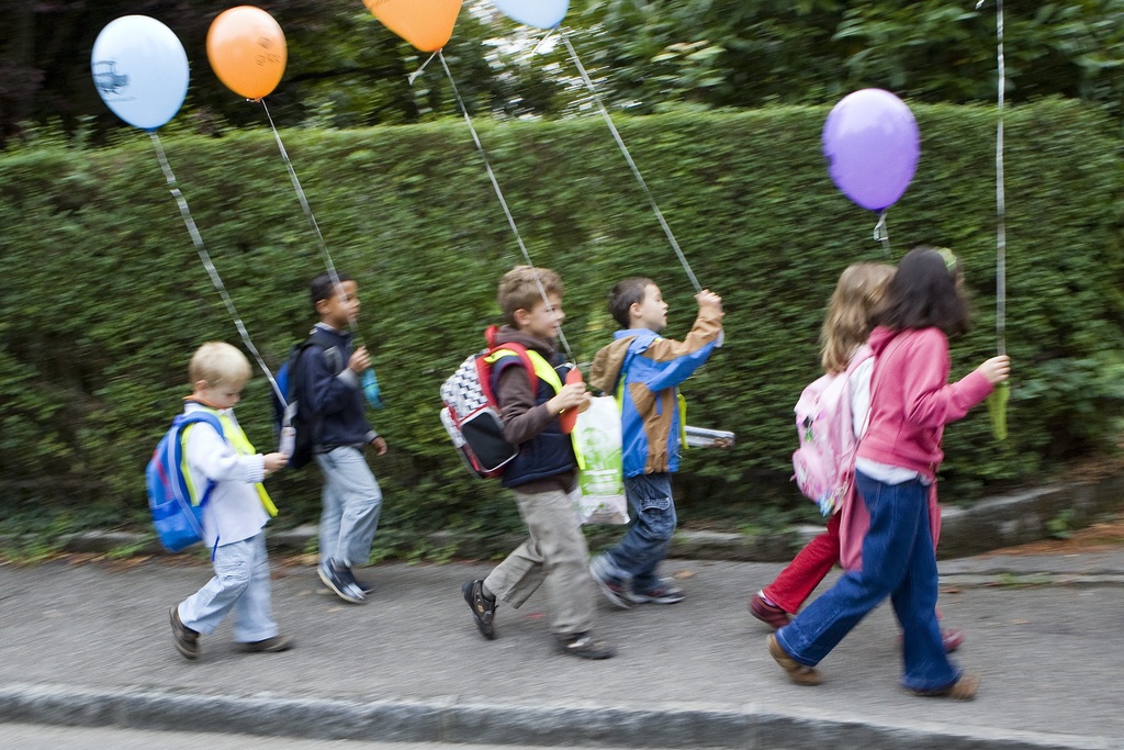 A pied, les enfants sont plus en sécurité que si vous les amenez en voiture à l'école (archives).