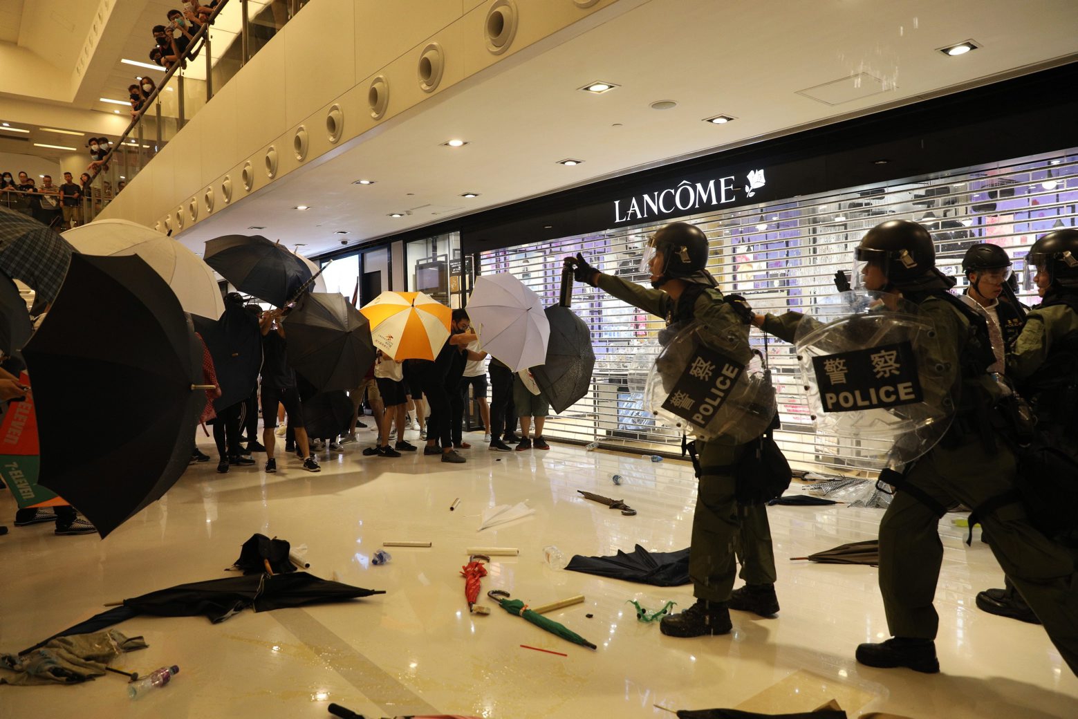 epa07716622 Policemen crash with anti-extradition bill protesters in a shopping mall while they march during a rally in Shatin, Hong Kong, China, 14 July 2019. Spurred by the momentum of the anti-extradition movement, the protesters are demanding the complete withdrawal of the extradition bill, which would have allowed the transfer of fugitives to mainland China, and unconditional release of all arrested protesters among other demands.  EPA/JEROME FAVRE CHINA HONG KONG PROTESTS