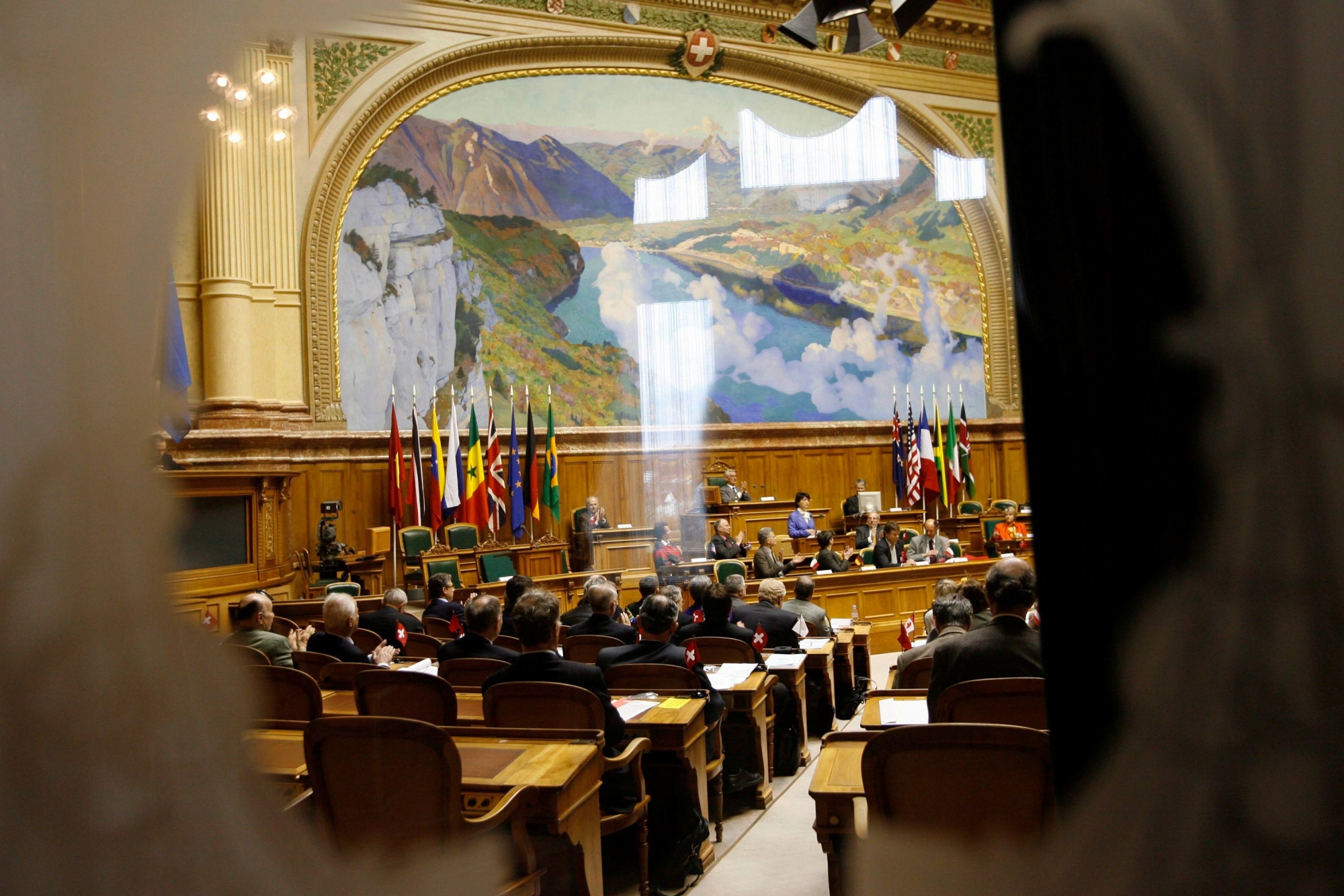 Die Mitglieder des Auslandschweizerrates, tagen am Samstag, 1. April 2006 im Nationalratssaal im Bundeshaus in Bern, anlaesslich ihrer Friehjahrssitzung zum Thema "Politische  Partizipation der Auslandschweizer".  (KEYSTONE/Yoshiko Kusano) SCHWEIZ AUSLANDSCHWEIZERRAT