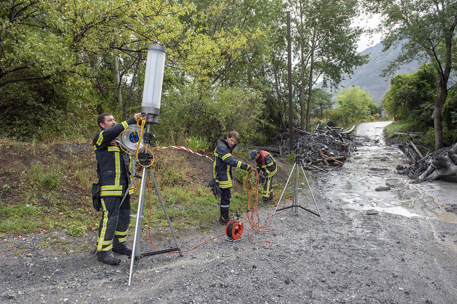 Les équipes de secours ont repris leur travail sur le terrain mardi matin.