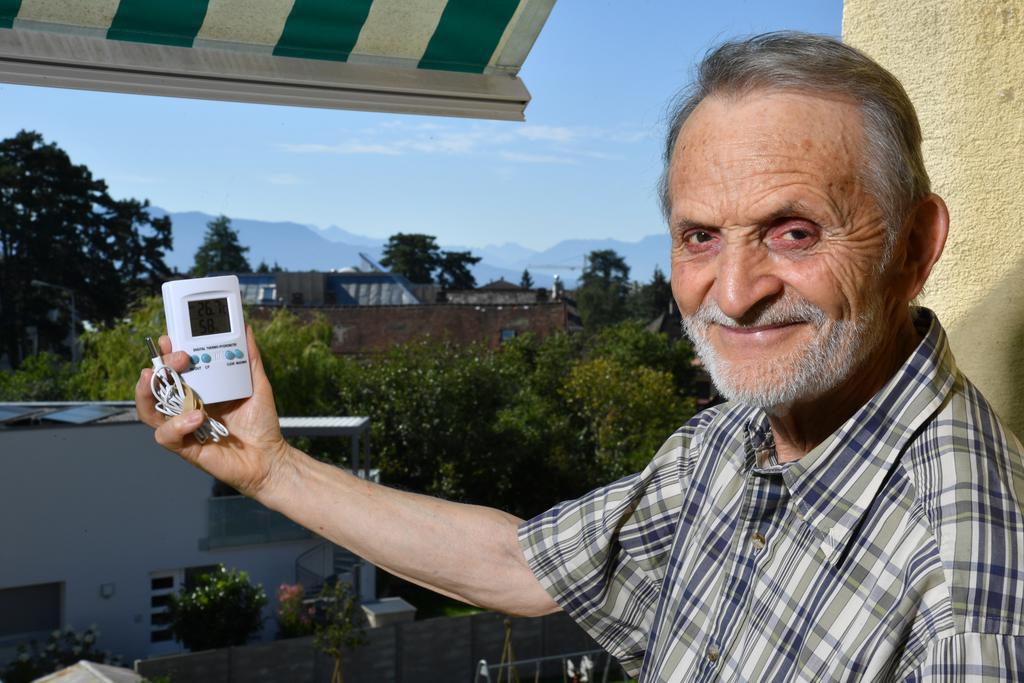 Claude Beuchat, passionné du ciel, relève tous les jours des statistiques météo de la région.