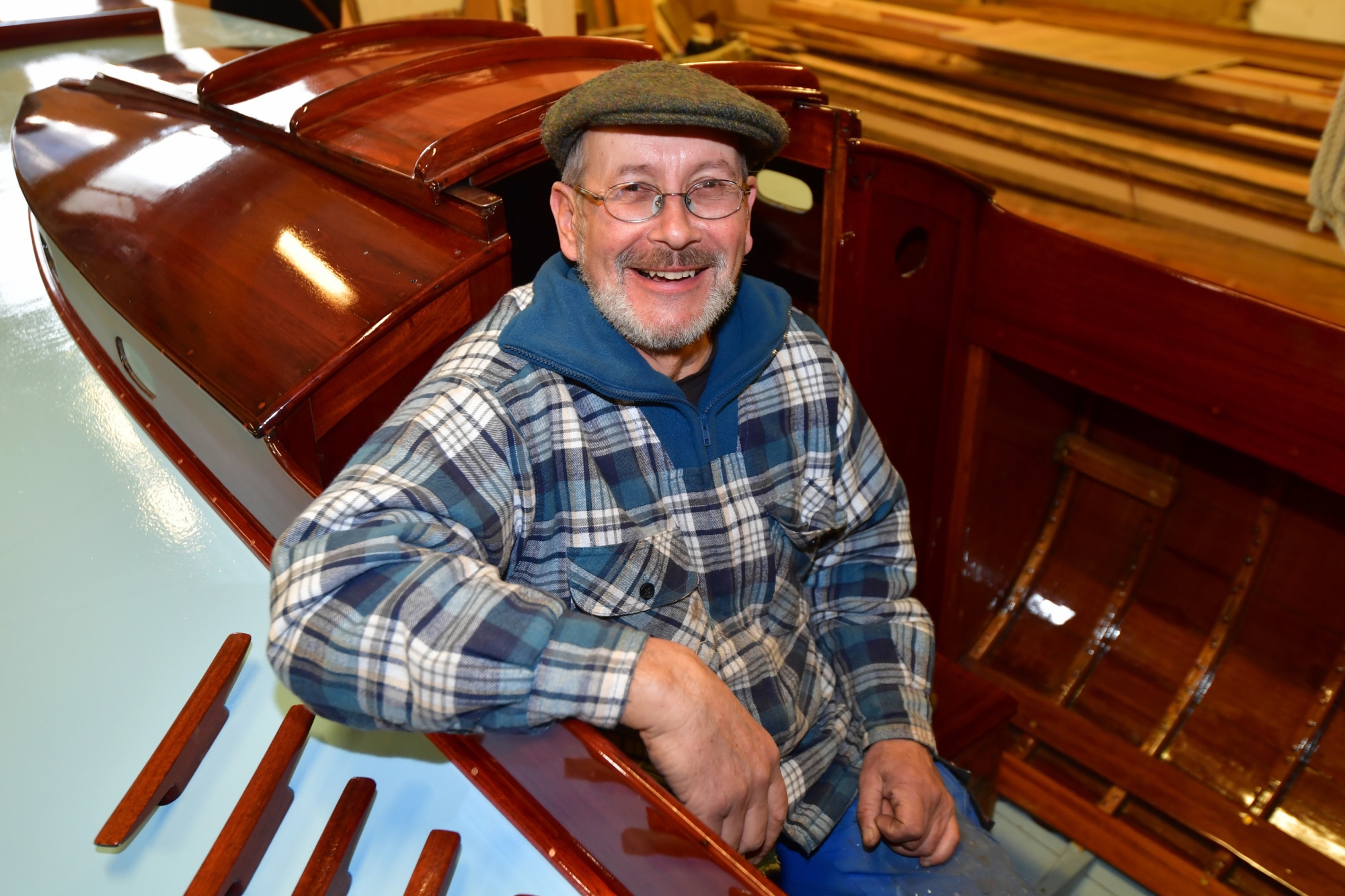 Jean-Philippe Mayerat, constructeur naval et lui-même navigateur contemplatif, incite à voguer au rythme des bateaux Belle Epoque de la CGN.