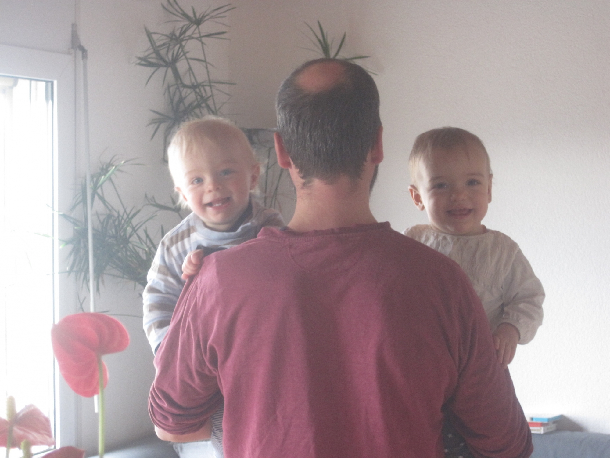 Père de trois enfants, Sébastien, à Saint-Prex , pose avec ses jumeaux, nés en 2018, cinq ans après leur frère aîné.