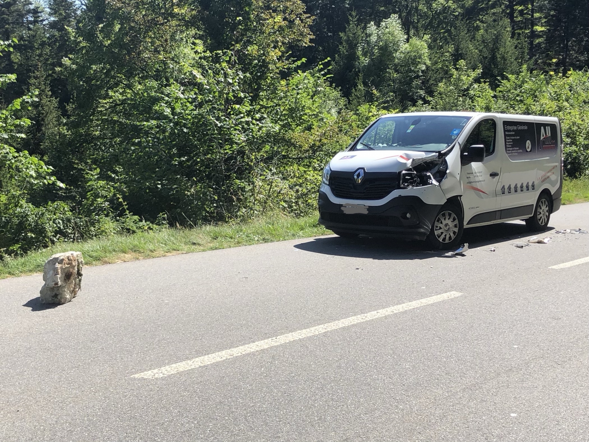Un volumineux et pesant caillou est venu violemment heurter une fourgonnette sur la route de Saint-Cergue, heureusement sans blesser personne.