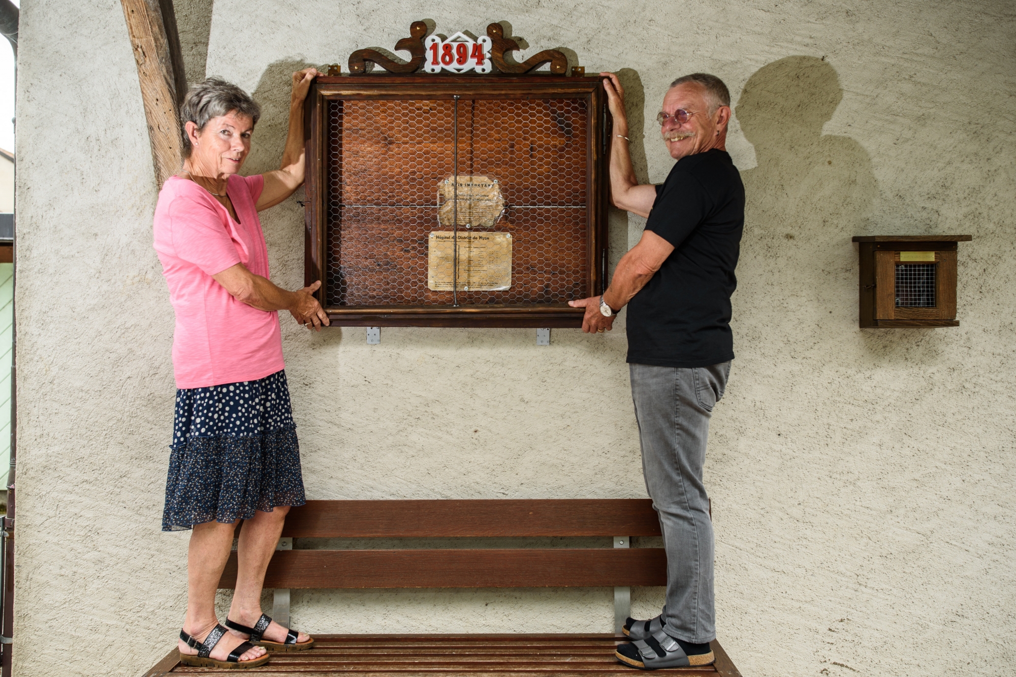 Grens, lundi 12 août 2019, portrait de Nicole et Jean-Pierre Ravay qui ont restauré un vieux panneau en bois de 1894, trouvé dans la fruitière de Grens, photos Cédric Sandoz