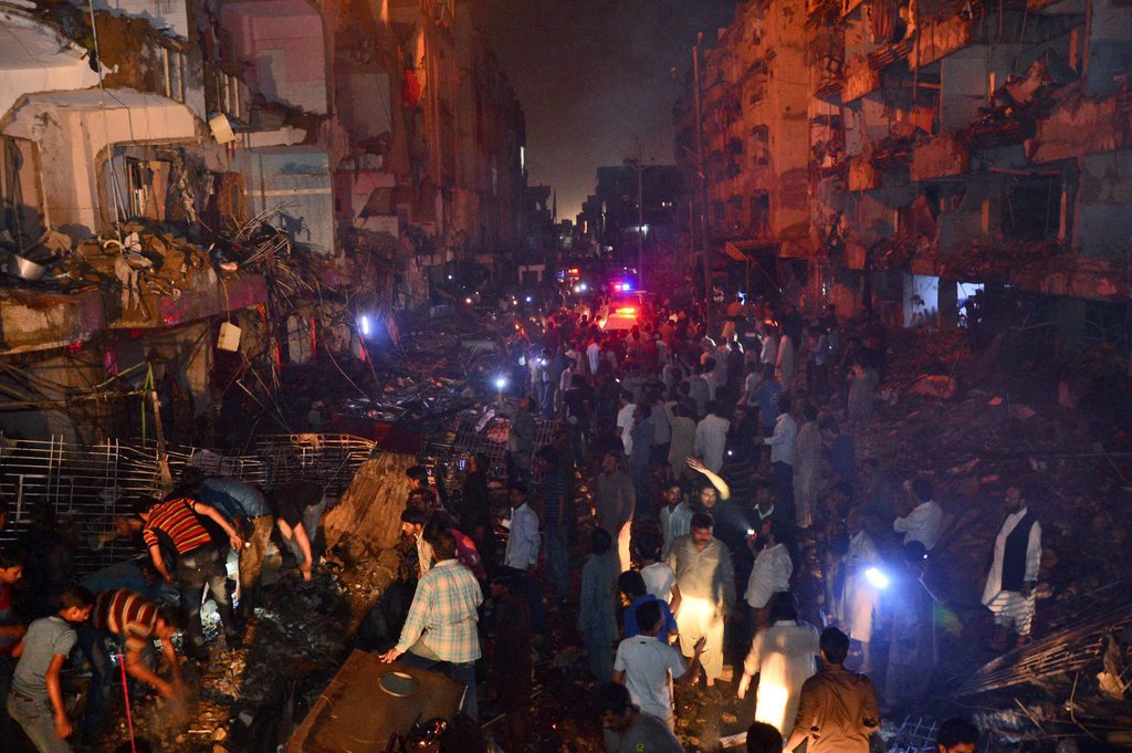 Scène désastreuse à Karachi, aujourd'hui, après l'attentat à la voiture piégée meurtrière qu'a connu la capitale économique du Pakistan. 