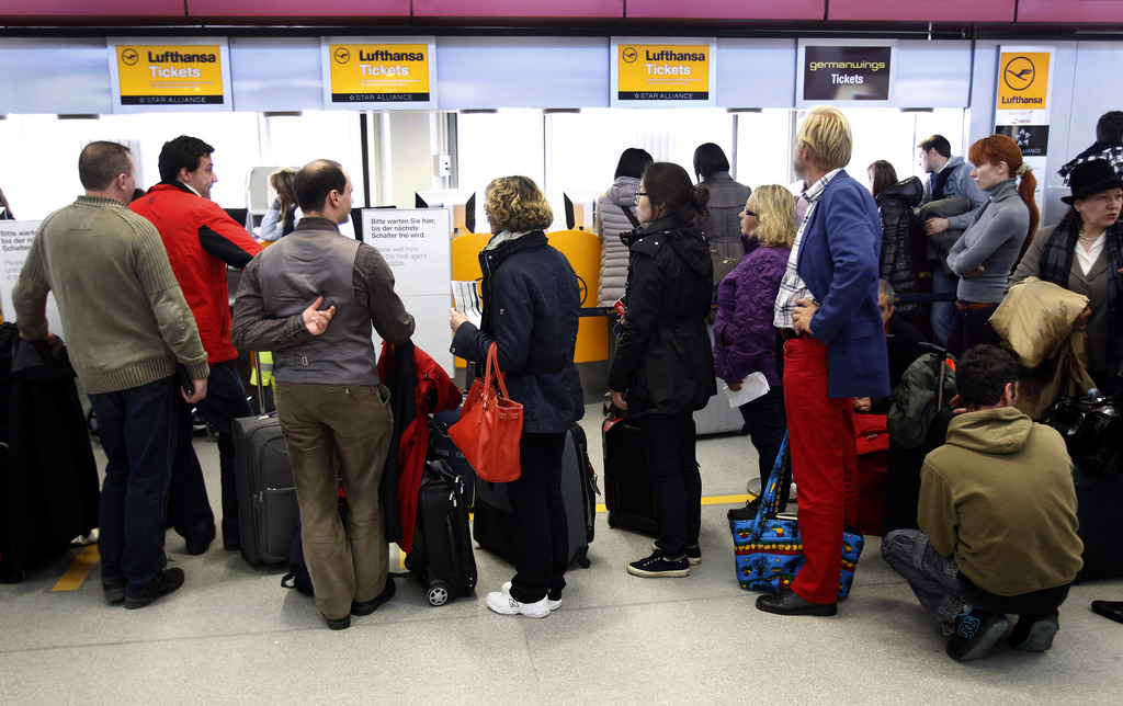 Sur son principal hub, Francfort, premier aéroport allemand et troisième en Europe, seuls six vols sont prévus sur cinquante, tandis qu'à Munich, trois sur 17 sont maintenus.