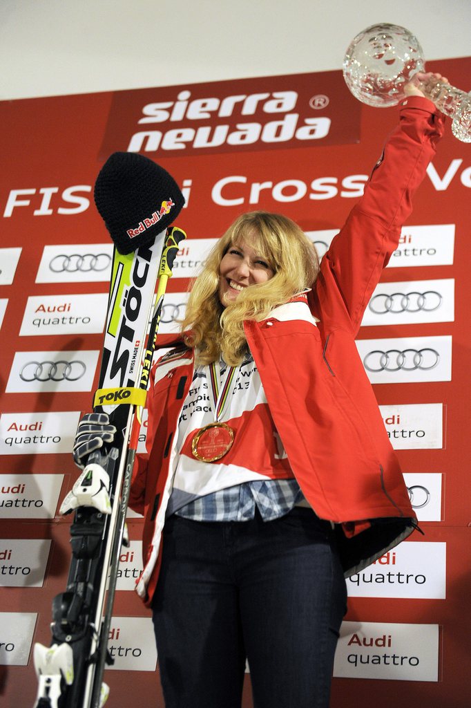 Fanny Smith lève son globe, elle remporte le général de la Coupe du monde. Les dernières épreuves annulées, ses rivales n'ont pas eu l'occasion de la rattraper.