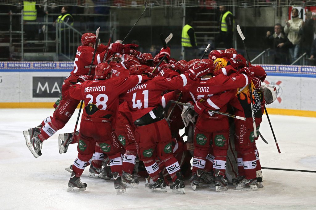 Les joueurs vaudois se congratulent; ils sont promus.