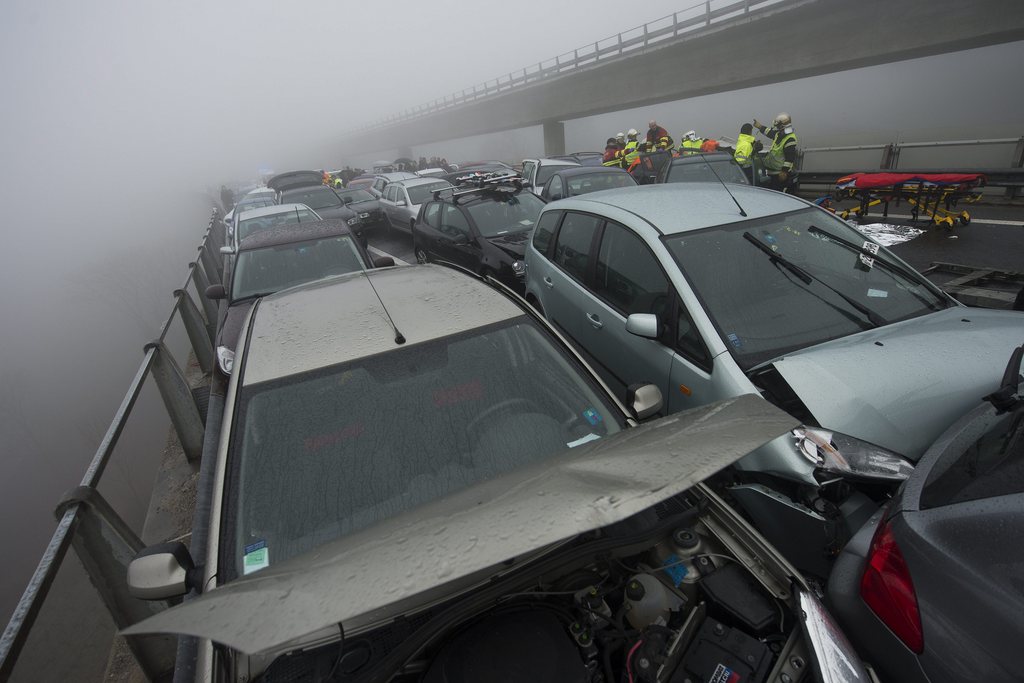 Des pompiers, des secouristes et des policiers travaillent sur le carambolage de 50 vehicules sur l'autoroute A9 entre Belmont et Chexbres ce samedi 30 mars 2013. 