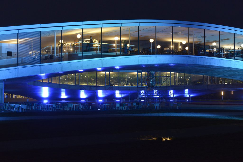 Des monuments s'illuminent en bleu dans le monde entier ce mardi 2 avril 2013 a l'occasion de la journee mondiale de sensibilisation a l'autisme, ici le Learning Center de l'EPFL, Ecole Polytechnique de Lausanne. Aussi la Suisse rejoint le mouvement mondial "Light it up blue".  (KEYSTONE/Christian Brun) ..