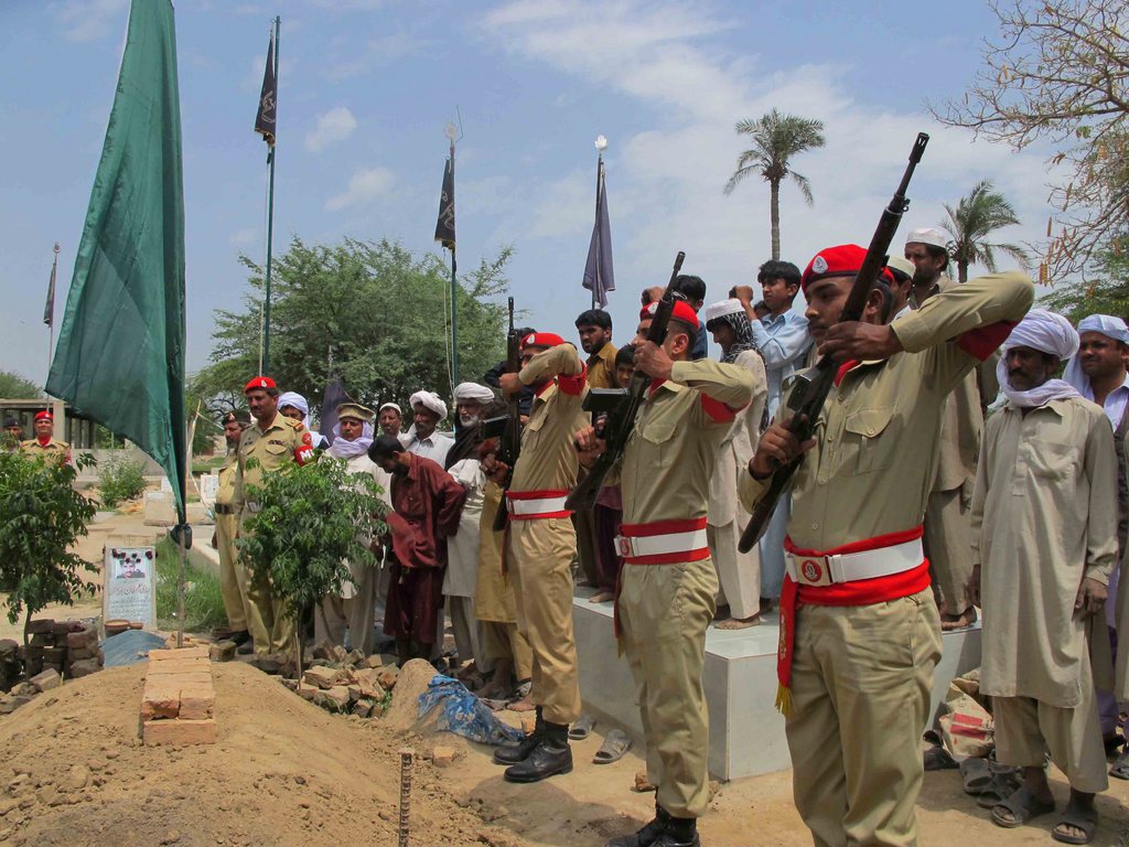 Des soldats pakistanais rendent hommage à leurs camarades tués. Voilà quatre jours que les combats font rage dans la vallée de Tirah.