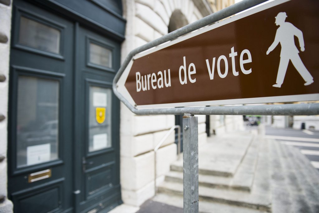 L'entrée du bureau de vote à Neuchâtel. Le dépouillement des résultats du Grand Conseil sera effectué le 28 avril simultanément à celui du Conseil d'Etat lors du premier tour des élections cantonales neuchâteloises.