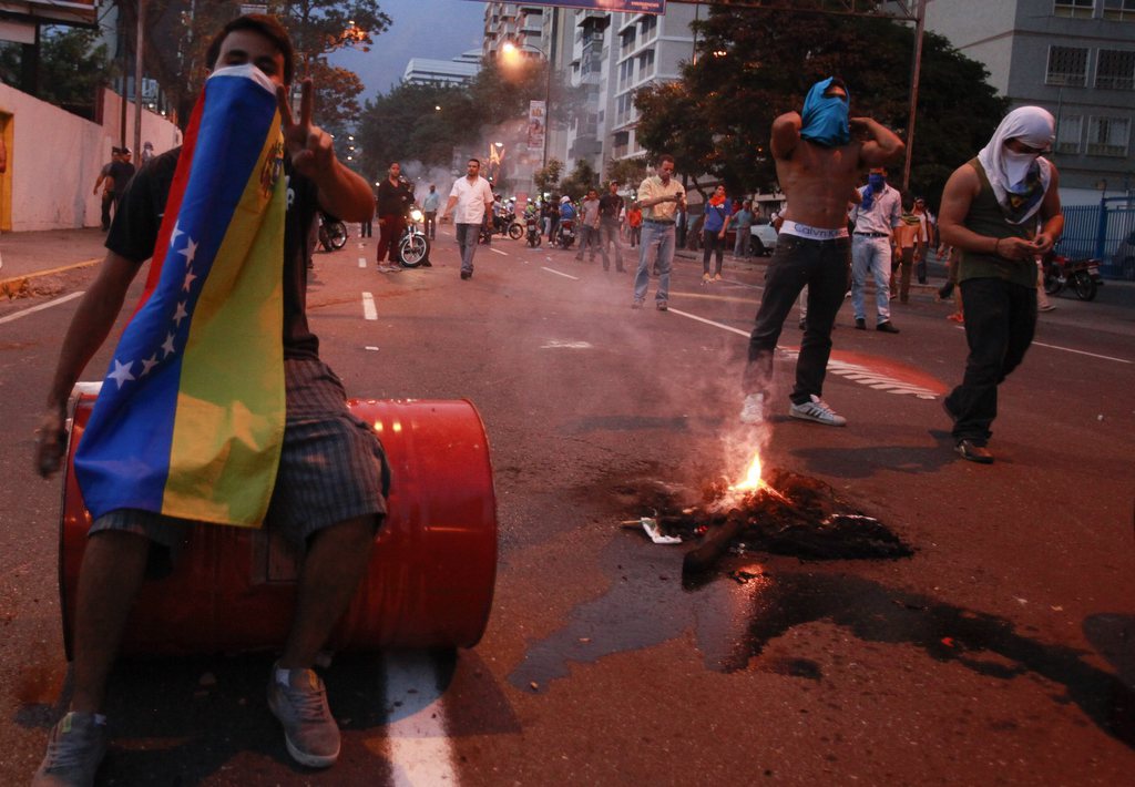 Les violences post-électorales de lundi au Venezuela ont fait sept tués et une soixantaine de blessés.