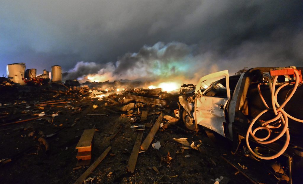epa03666453 Remains of a fertilizer plant and other buildings and vehicles after the plant exploded in West, Texas, USA, 17 April 2013. A hospital in the nearby town of Waco has been told to expect up to 100 injured people, media reports said. Buildings near the plant included a school and a retirement home.  EPA/LARRY W. SMITH