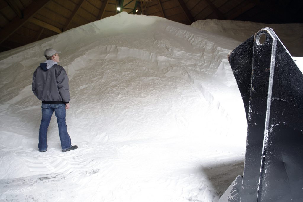 ARCHIVE - Un employe inspecte le stock de sel, destine au deneigement routier, apres sechage dans la salle des machines de la Saline de Bex ce mardi 18 mars 2008 a Bex, Vaud. (KEYSTONE/Laurent Gillieron)