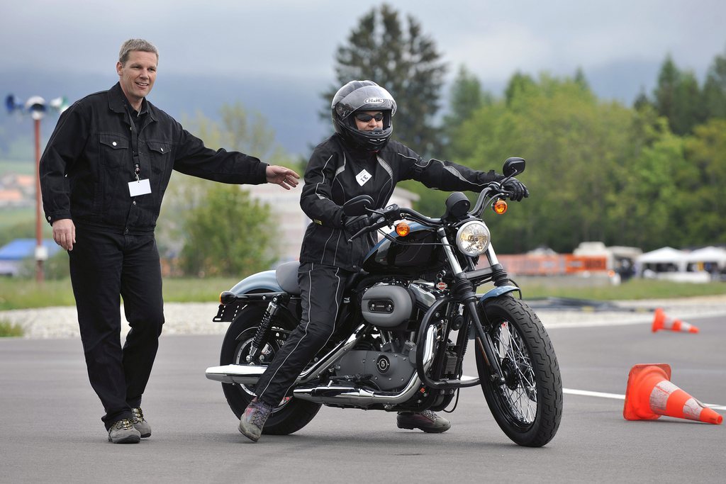Pour la premiere fois en Suisse, la celebre marque americaine de motos, Harley-Davidson, a organise ce samedi 17 mai 2008, sur le circuit de Lignieres NE, deux jours destines a la decouverte de la marque exclusivement reserve a la gente feminine. Deux jours durant, les femmes ont pu s'initier a un cours de conduite sur les Harley-Davidson et Buell. (KEYSTONE/Sandro Campardo)