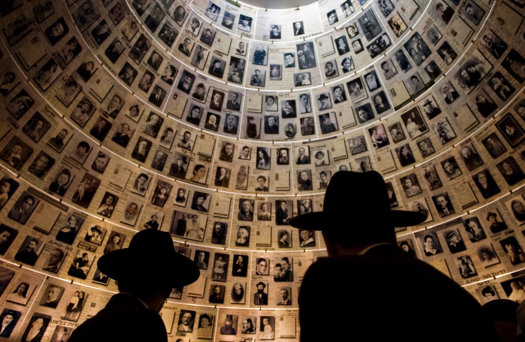 Israelis visit the Hall of Names at the Yad Vashem Holocaust museum in Jerusalem, Sunday, April 19, 2009. The annual Israeli memorial day for the 6 million Jews killed in the Holocaust of World War II begins at sundown Monday. (AP Photo/Sebastian Scheiner)