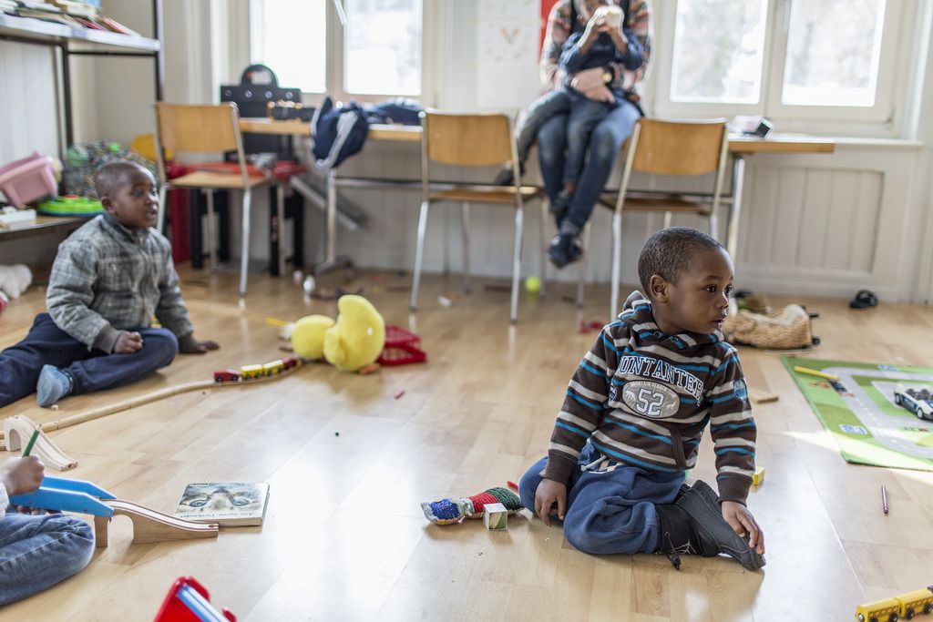 Pour ses opposants, le durcissement de la loi sur l'asile vise particulièrement les demandeurs les plus fragiles, soit les femmes et les enfants. 