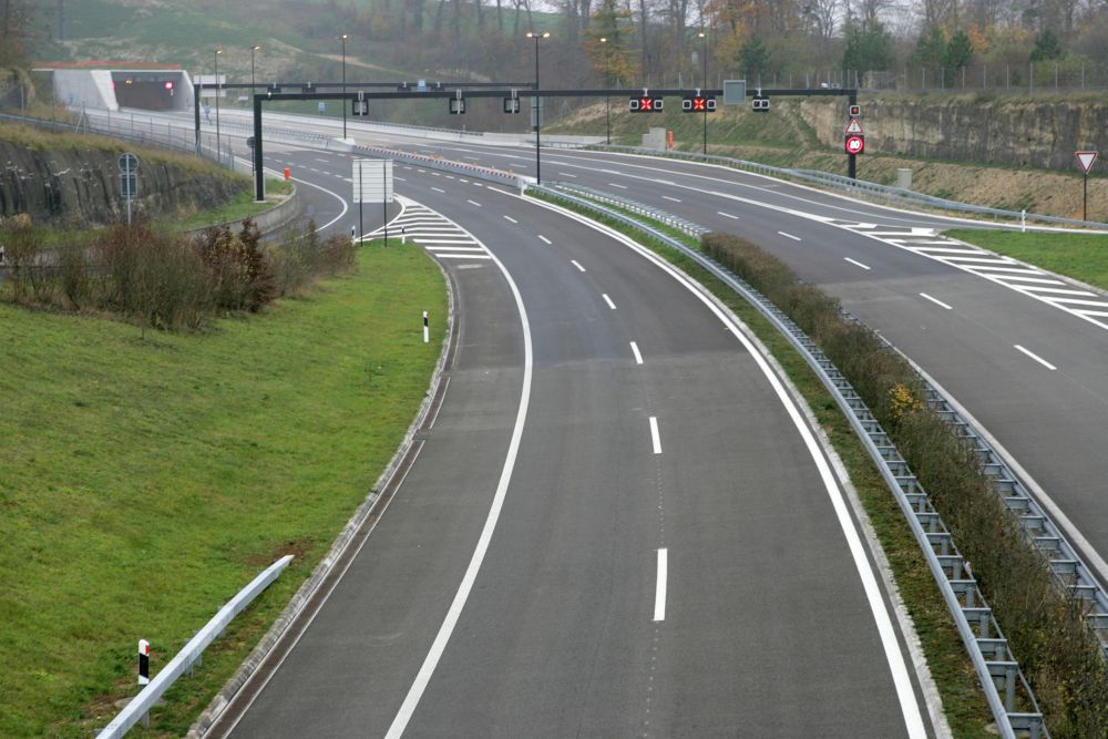 Transjurane: vue du dernier petit troncon de l'A16 entre Porrentruy et Delemont, le 10 novembre 2005 avant son ouverture aux vehicules. 

(KEYSTONE/Markus Stuecklin) 