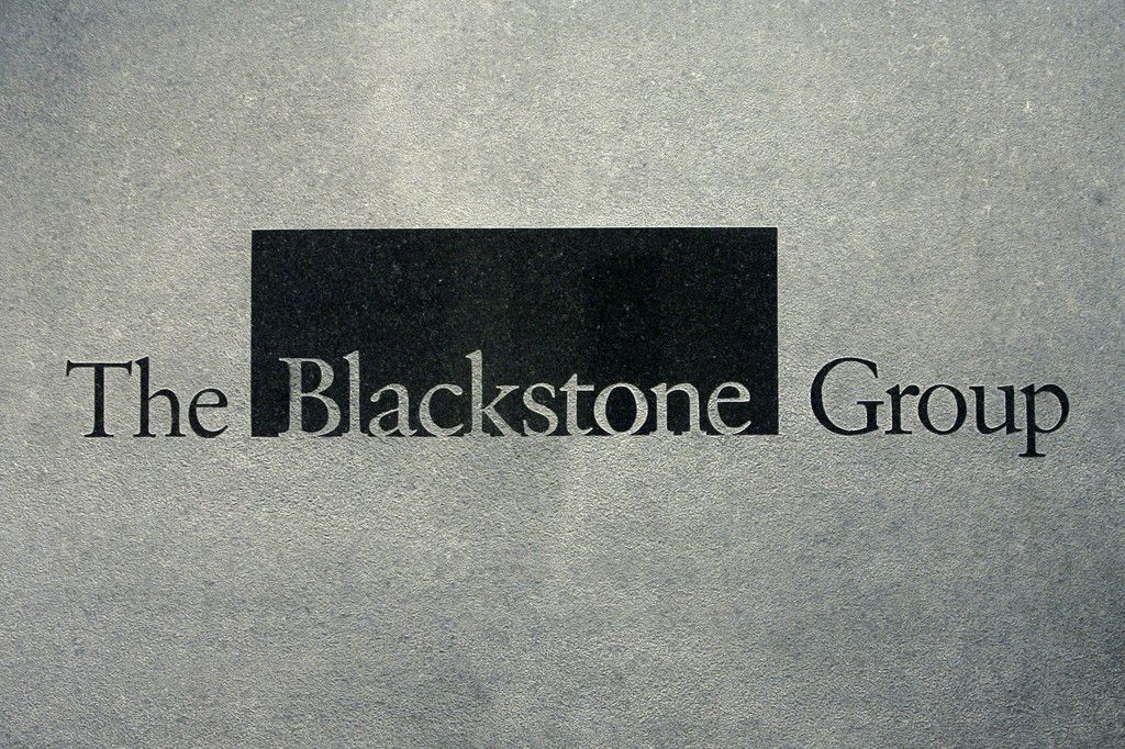 Le groupe Blackstone est un fonds d'investissement qui a racheté plusieurs grandes entreprises telles que le groupe hôtelier Hilton. 