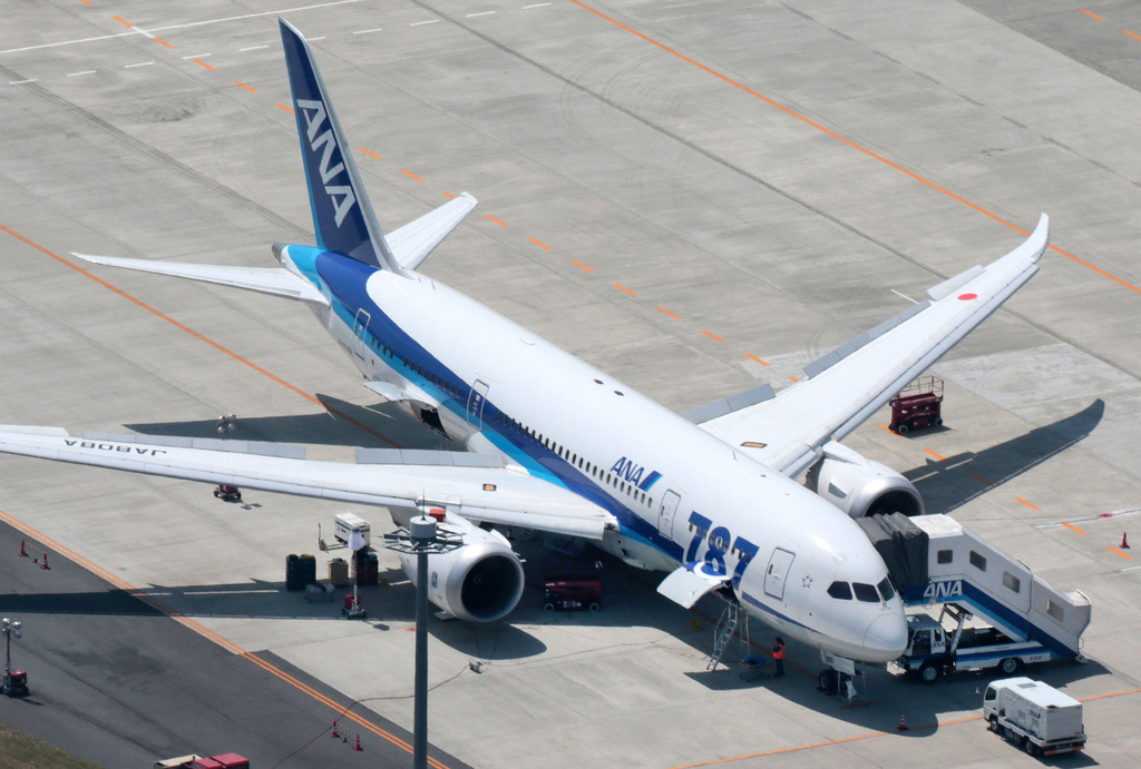 Les autorités japonaises vont autoriser le Boeing 787 à voler de nouveau. Le ministère nippon des Transports s'aligne sur une décision similaire de l'autorité américaine de l'aviation (FAA) qui doit être approuvée vendredi.