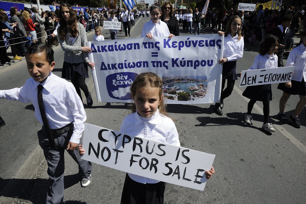 Chypre a repoussé à jeudi l'ouverture de ses banques après avoir évité la banqueroute grâce à un plan de sauvetage adopté tard dimanche soir à Bruxelles. 