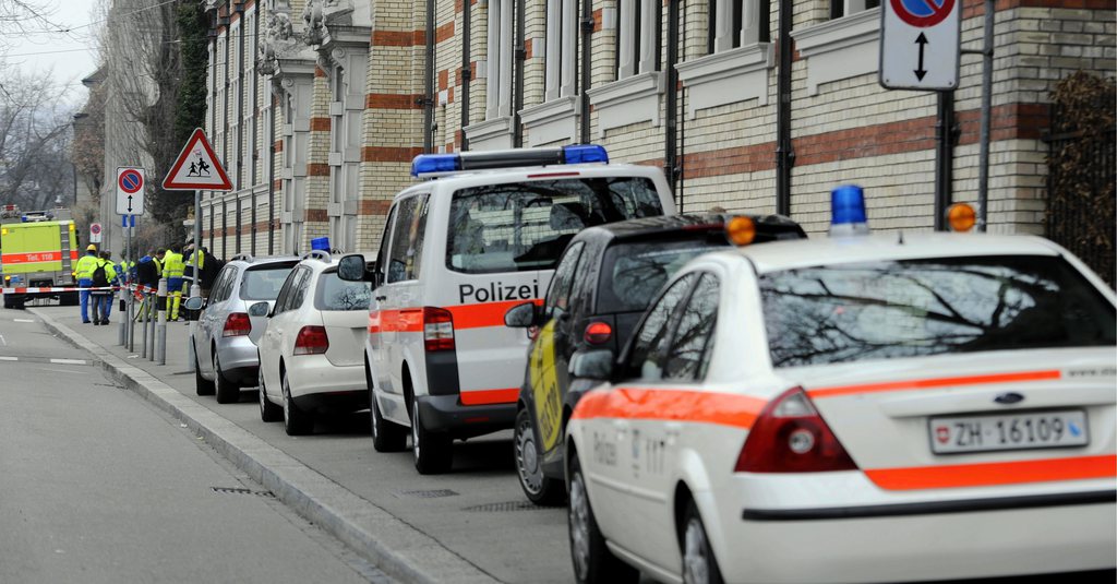 L'homme qui a tiré plusieurs coups de feu devant un club dans la nuit de samedi à dimanche à Zurich a été arrêté. Il a reconnu avoir fait feu avec une arme de poing. L'arme a été saisie.