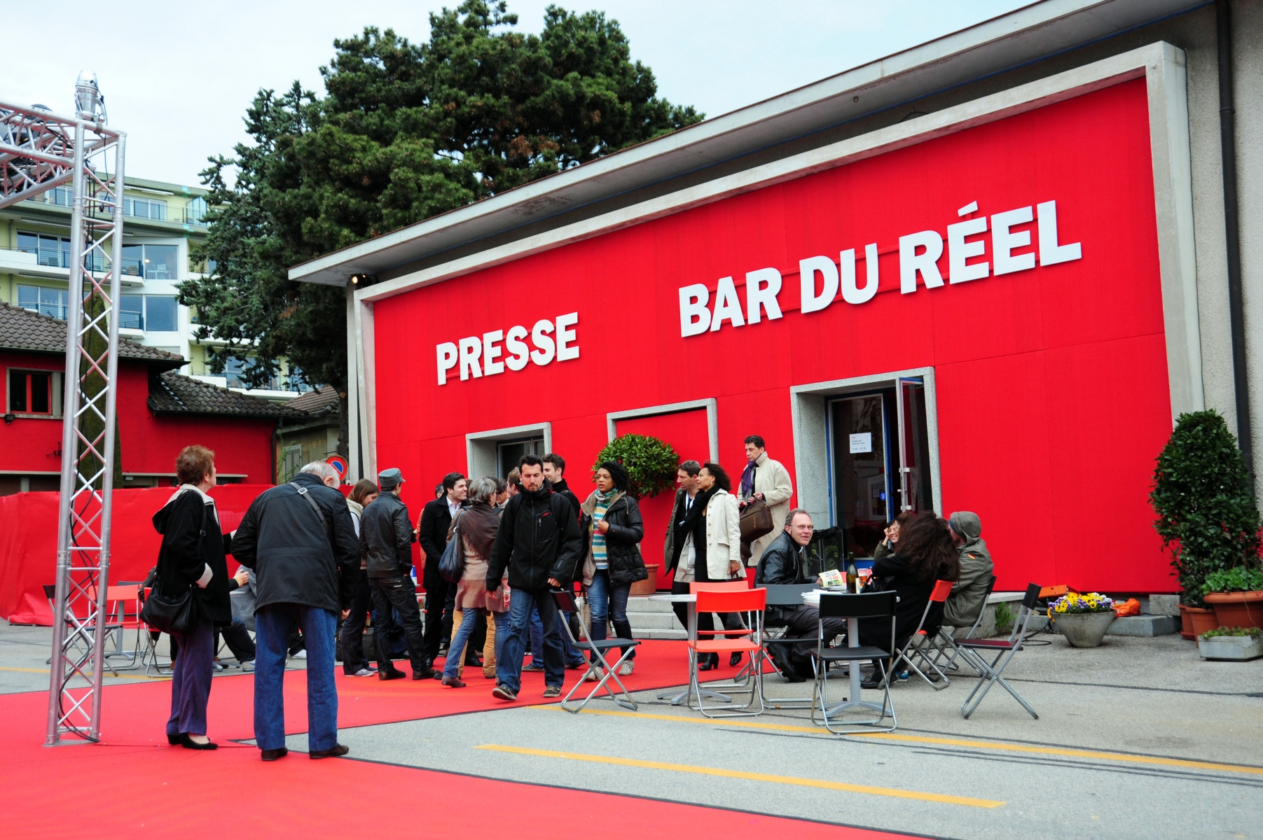 Ambiance à la Place du Réel du festival, mercredi en début de soirée.