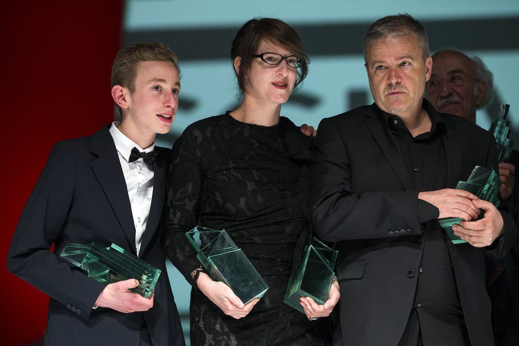L'acteur Kacey Mottet Klein, gauche, meilleure interprétation masculine, la réalisatrice Ursula Meier et le scenariste Antoine Jaccoud.
