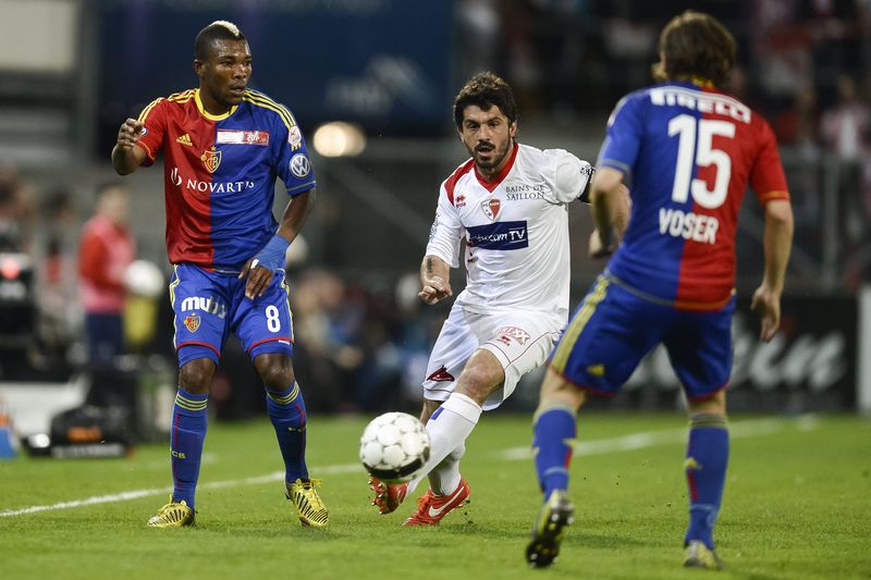 Gennaro Gattuso lutte pour le ballon avec Geoffroy Serey Die.