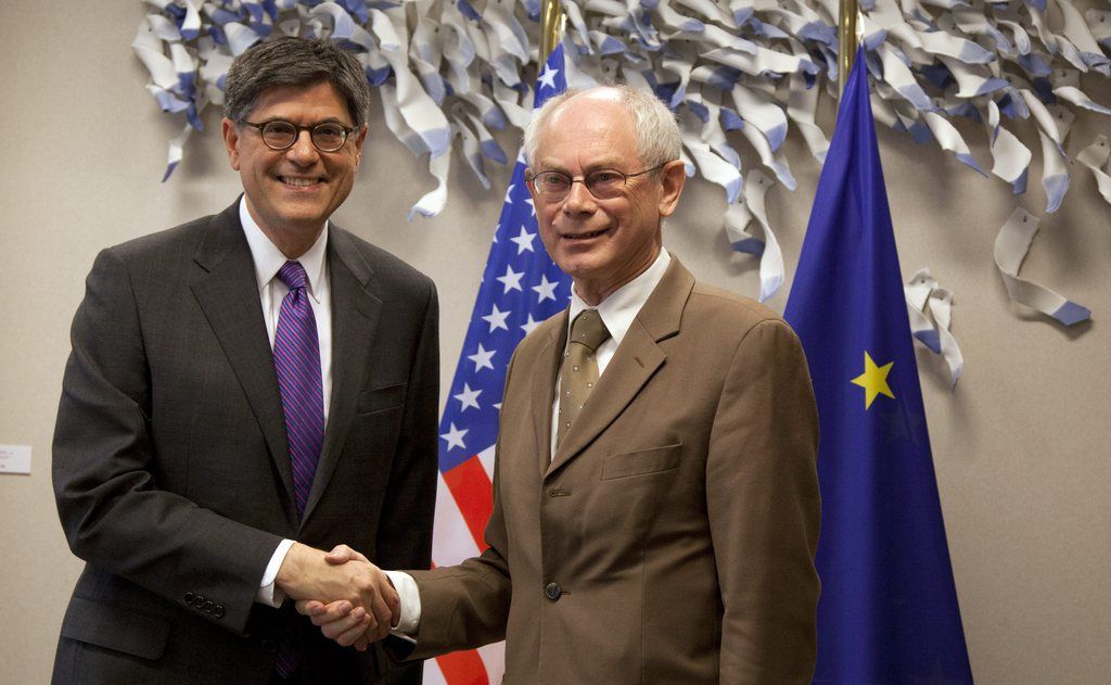 Le secrétaire américain au trésor Jacob Lew (g) est reçu par Herman Van Rompuy le président du Conseil européen. 