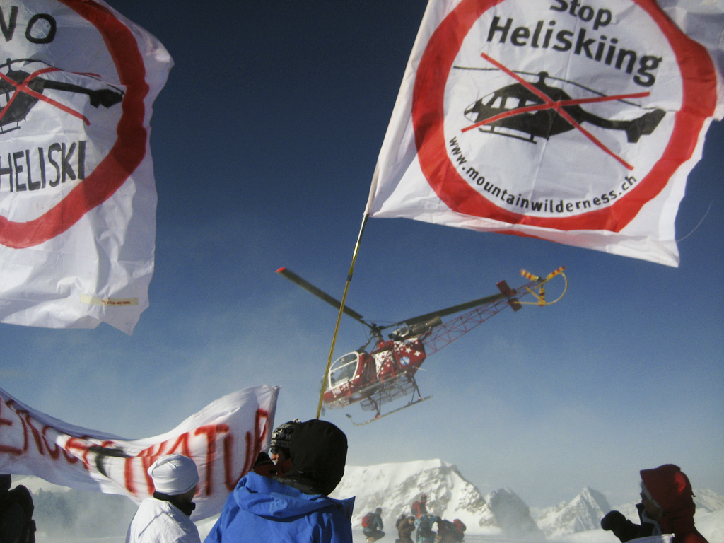 Une dizaine d'activistes de Mountain Wilderness ont protesté dimanche au Mont Rose, à 4200 mètre d'altitude, contre le ski héliporté. 