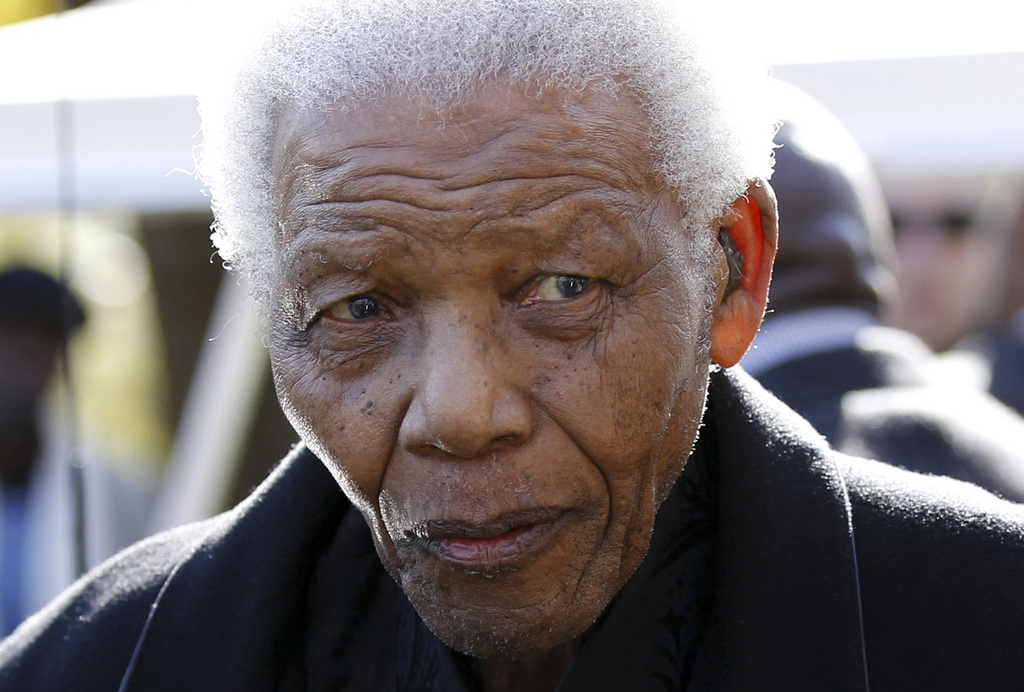 L'ancien président sud-africain Nelson Mandela a été à nouveau hospitalisé en raison d'une infection pulmonaire récurrente.