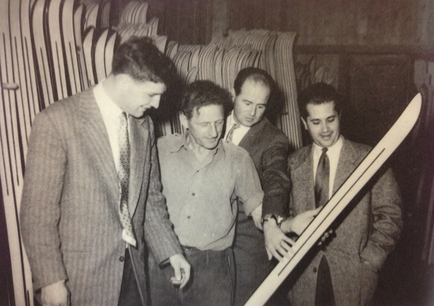 Louis-Charles Perret, Alfred Überschlag et Georges-André Zehr observent les skis présentés par Gaston Authier, fils de John, fondateur de la marque.