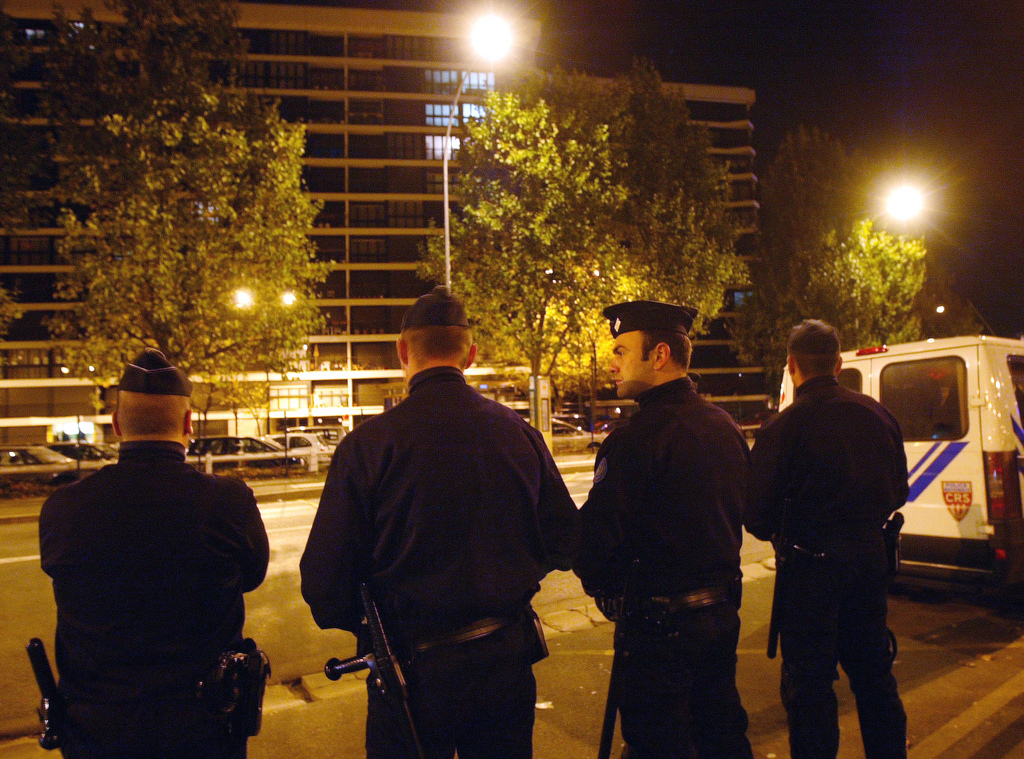 La police a interpellé quinze personnes mercredi matin en banlieue parisienne, principalement dans la cité de Grigny 2. Ces arrestations ont eu lieu dans le cadre de l'enquête sur l'attaque du RER D le samedi 16 mars.