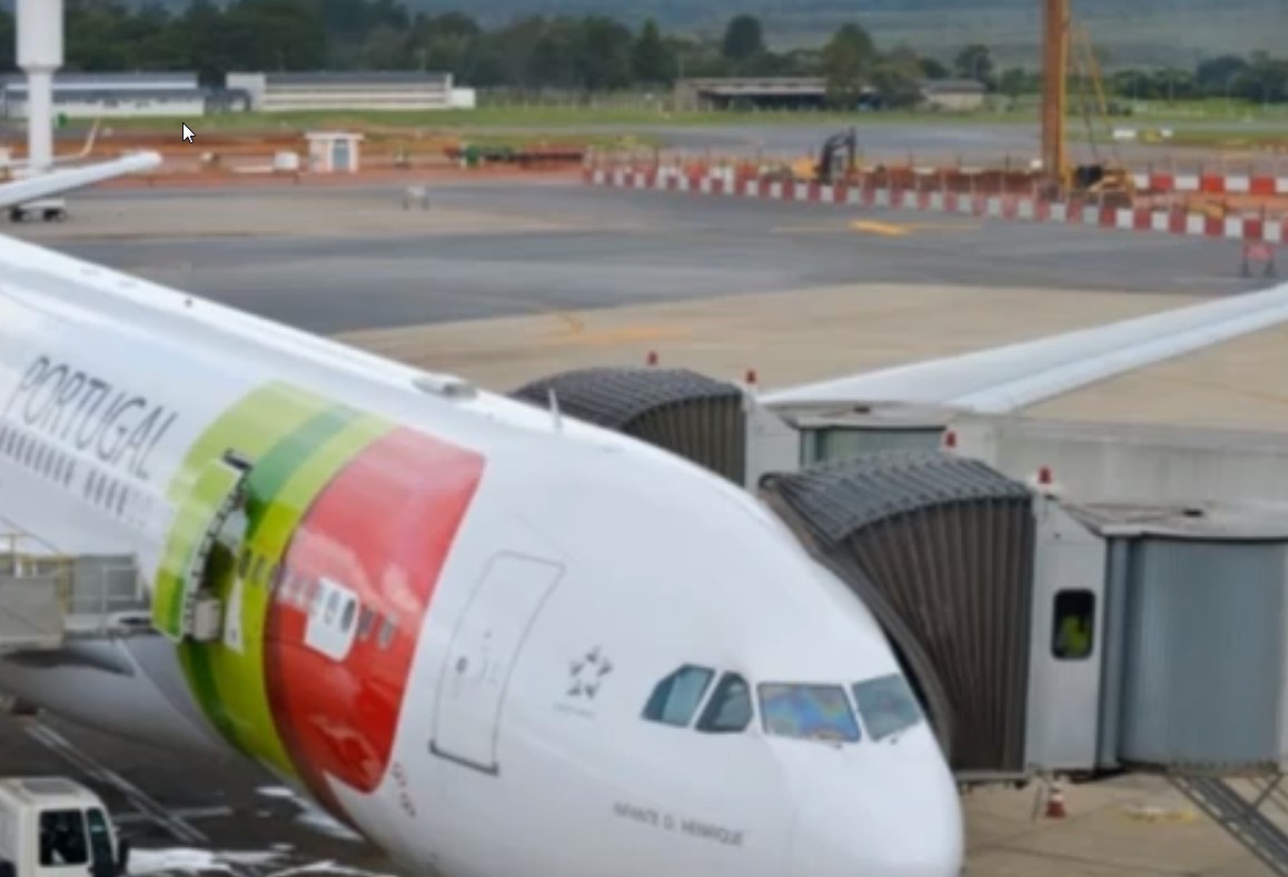 Un avion de la compagnie portugaise TAP, avec 230 passagers à bord, a percuté un lampadaire d'éclairage à l'aéroport de Brasilia.