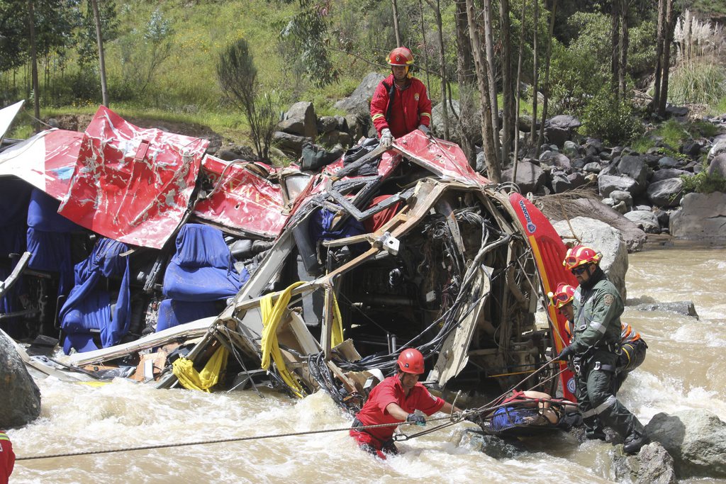 Au moins 33 personnes ont été tuées et dix blessées, lors de la chute de 200 mètres au fond d'un ravin d'un autocar samedi sur une route dans les Andes, dans le nord du Pérou.
