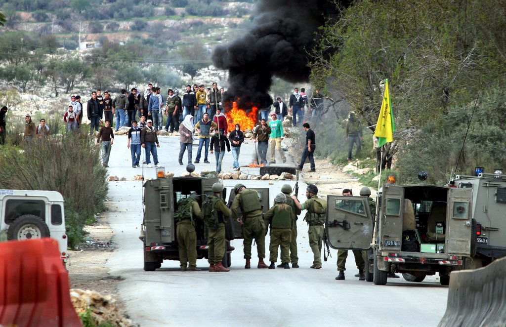 Les soldats israéliens ont ouvert le feu sur un groupe de Palestiniens qui lançaient des pierres en direction d'un barrage routier militaire.