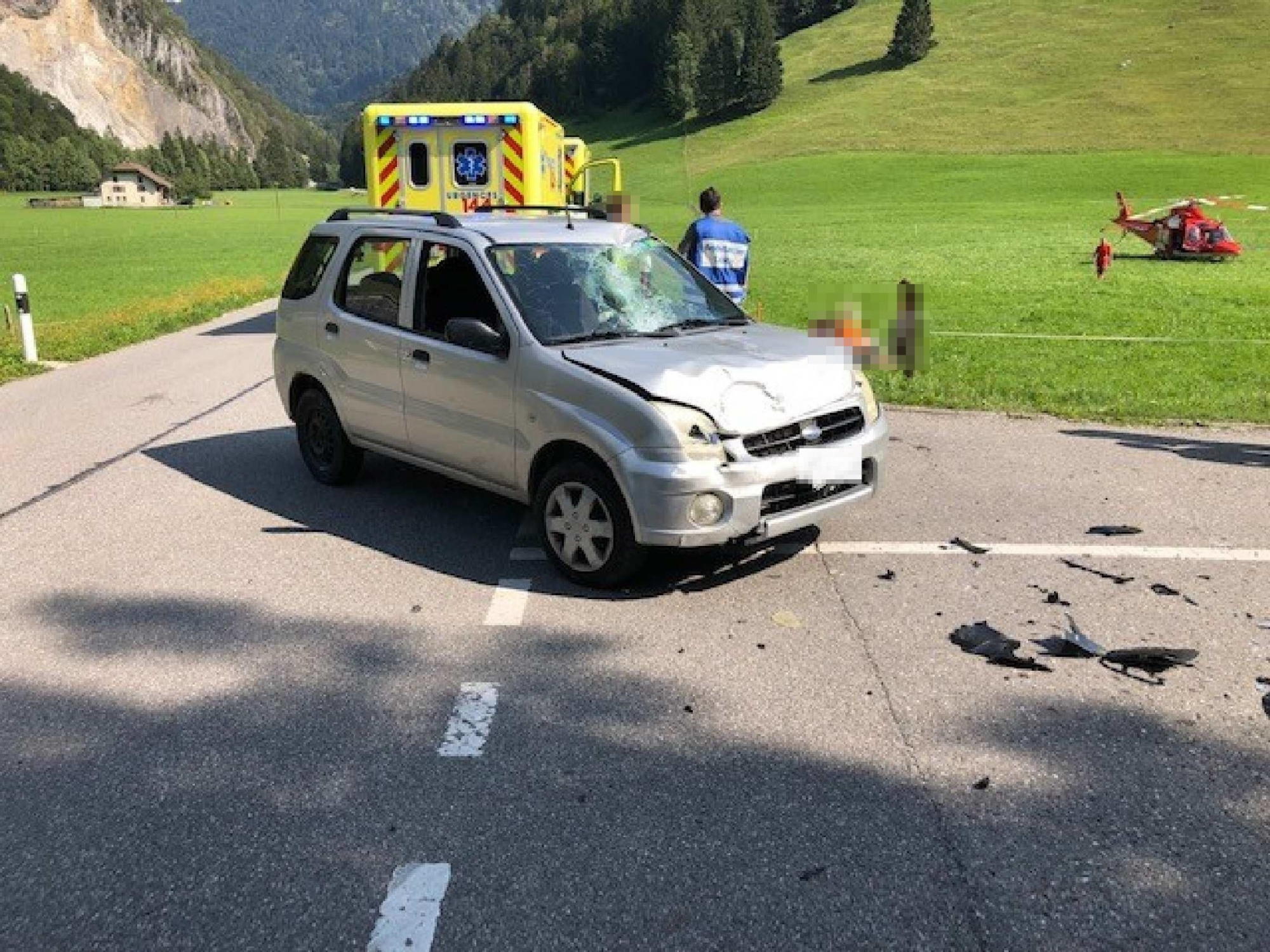 La conductrice de la voiture, âgée de 57 ans, a également été conduite à l'hôpital en état de choc.