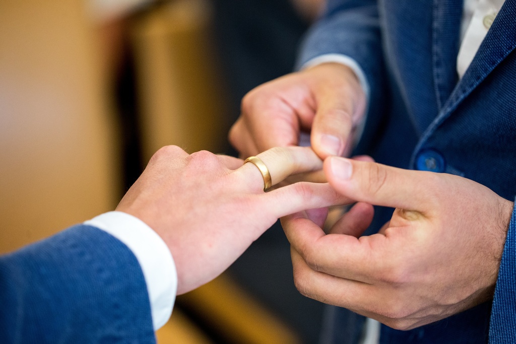 Le Conseil de la Fédération des Eglises protestantes de Suisse (FEPS) soutient l'ouverture du mariage civil aux couples de même sexe.