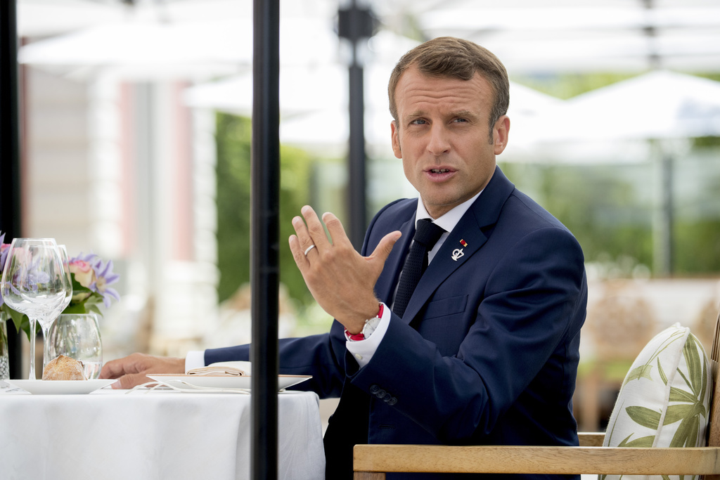 «Macron n’est pas à la hauteur de ce débat. C’est juste un crétin opportuniste qui cherche le soutien du lobby agricole français», a écrit le ministre brésilien Abraham Weintraub.