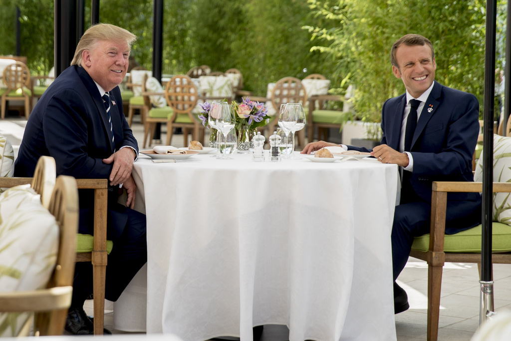 Le président américain a rejoint dès son arrivée Emmanuel Macron pour un déjeuner en tête-à-tête improvisé de deux heures.