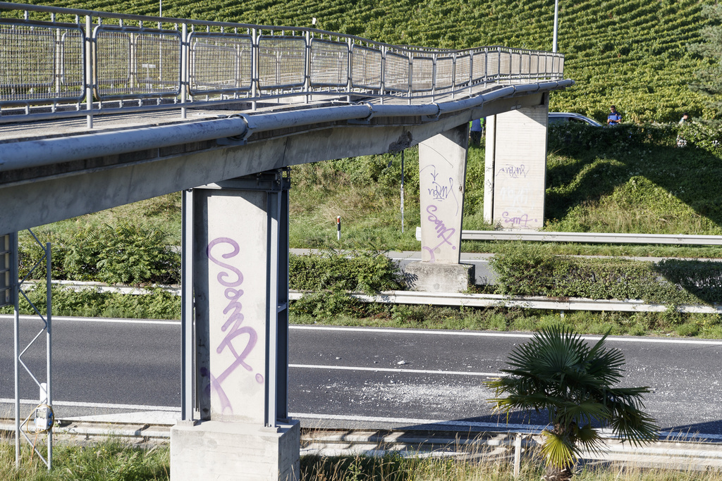 L'autoroute A9 est fermée dans les deux sens suite à un accident qui a fragilisé un pont menaçant de s'effondrer.