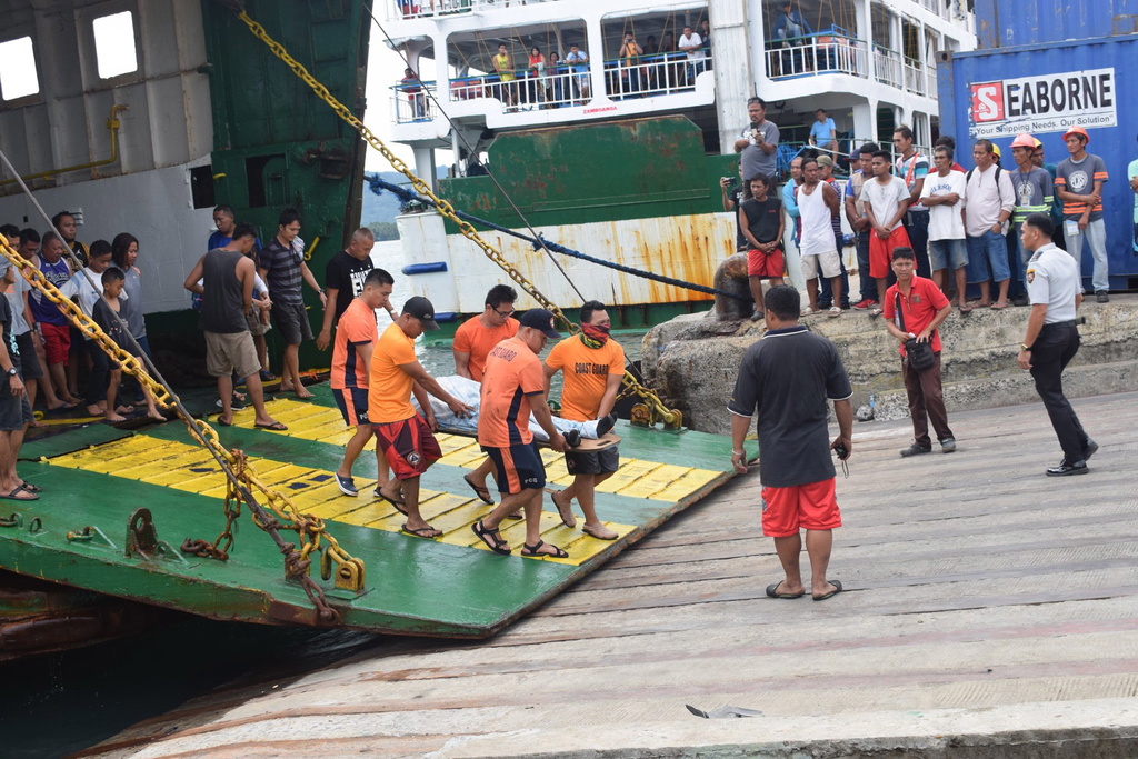 On ignore combien de passagers se trouvaient à bord, mais les gardes-côtes ont annoncé que 245 personnes avaient été secourues, et que trois passagers avaient péri. 