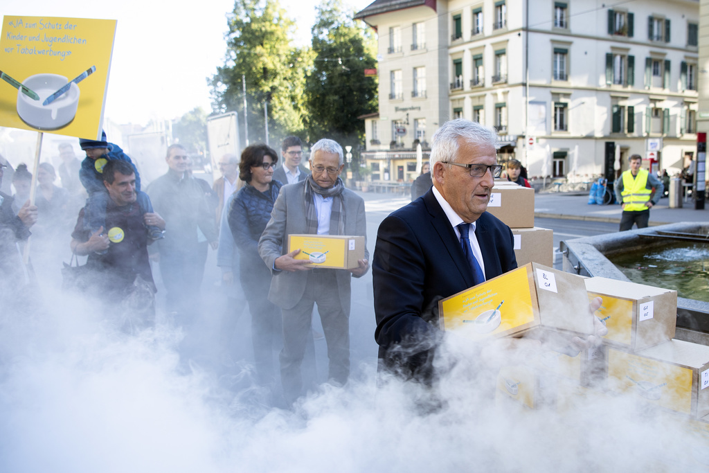 Le président de la Conférence nationale suisse des ligues de la santé (GELIKO) et conseiller aux Etats Hans Stöckli (PS/BE), suivi d'autres initiants, devant la Chancellerie fédérale à Berne.